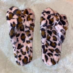 NWOT Cheetah Bow Slippers